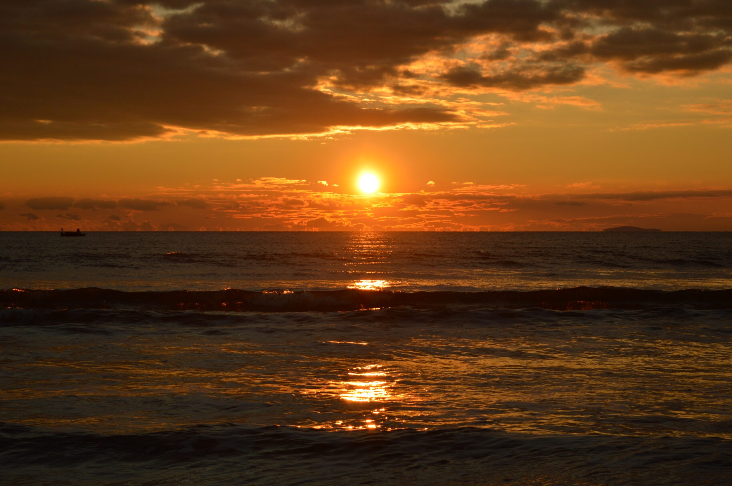 Grau Du Roi, coucher de soleil, lumière, mer méditerranée, eau, reflets, couleurs oranges, scintillement s, ondulations